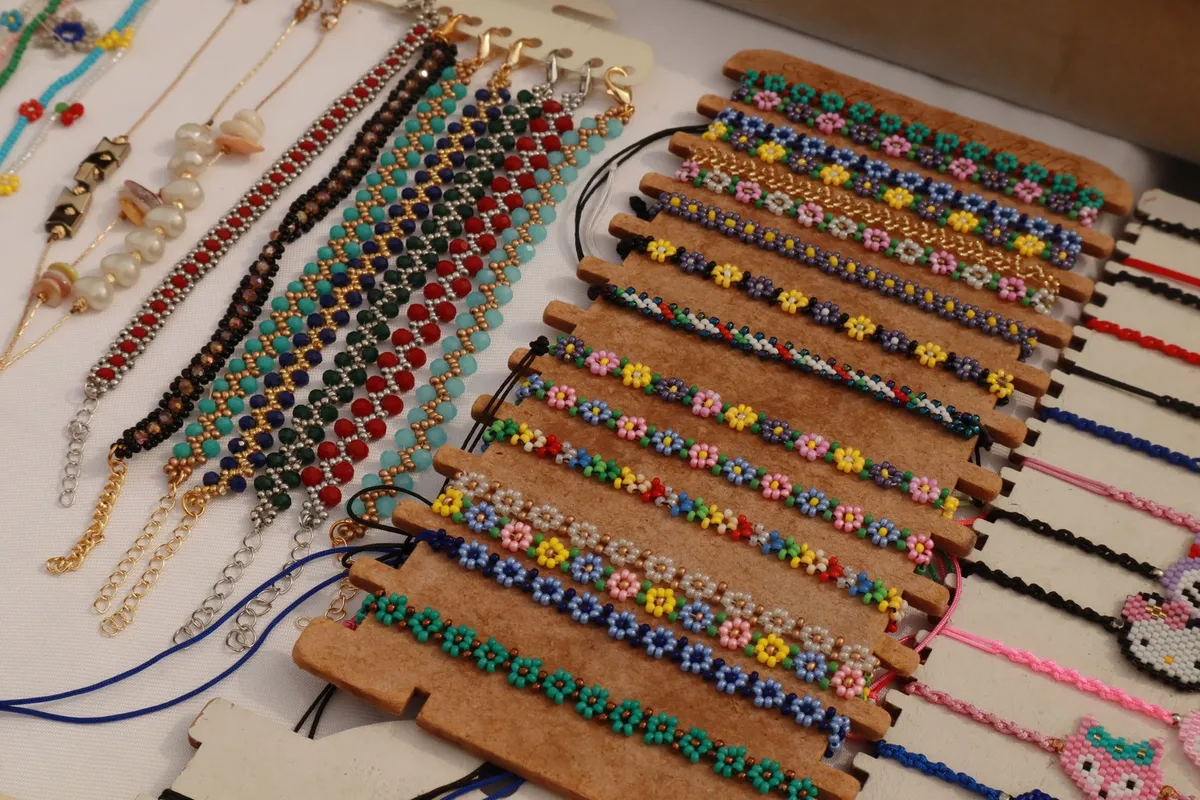 Bracelet macramé à perles : nœud plat et fermoir coulissant