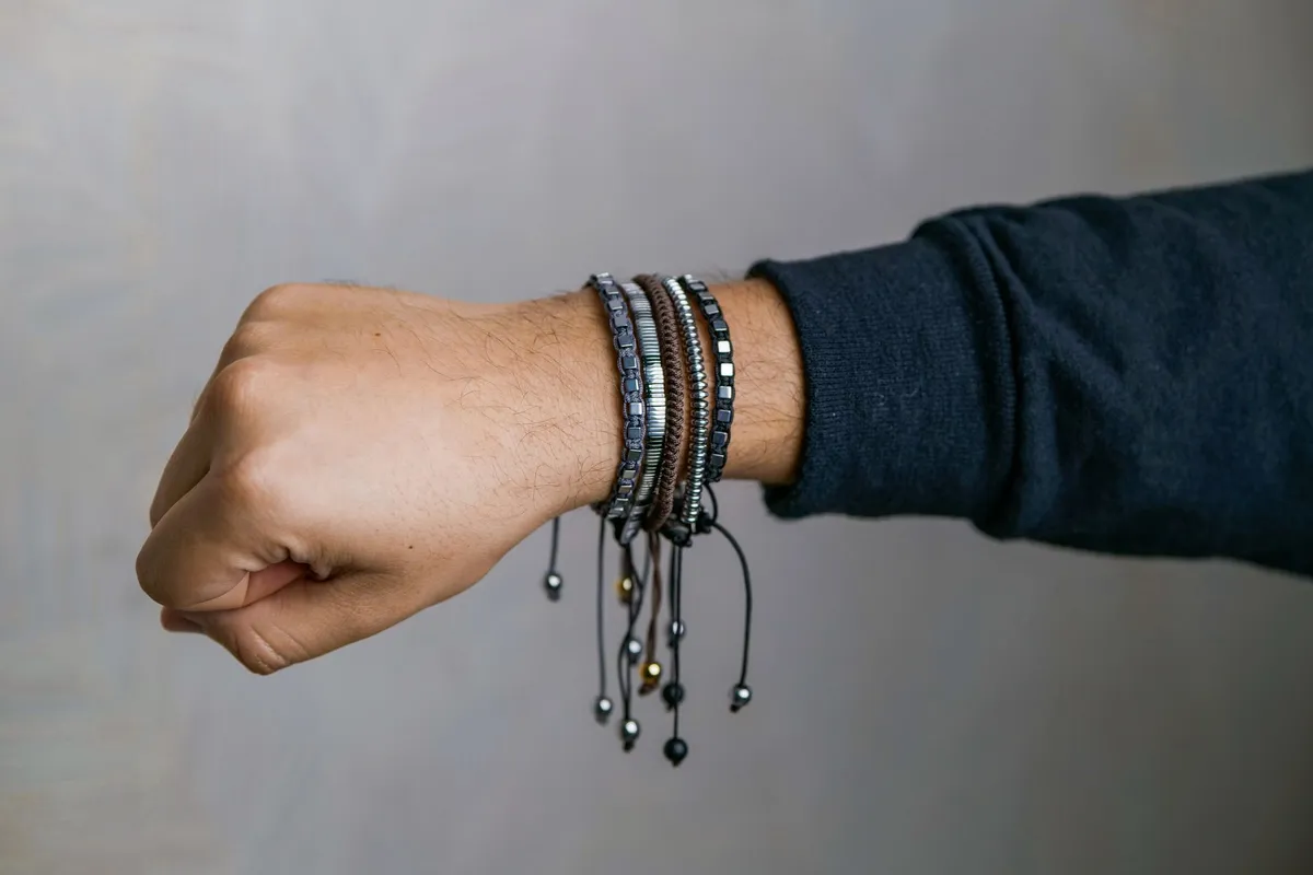Réaliser un bracelet en perles : trois techniques pas à pas